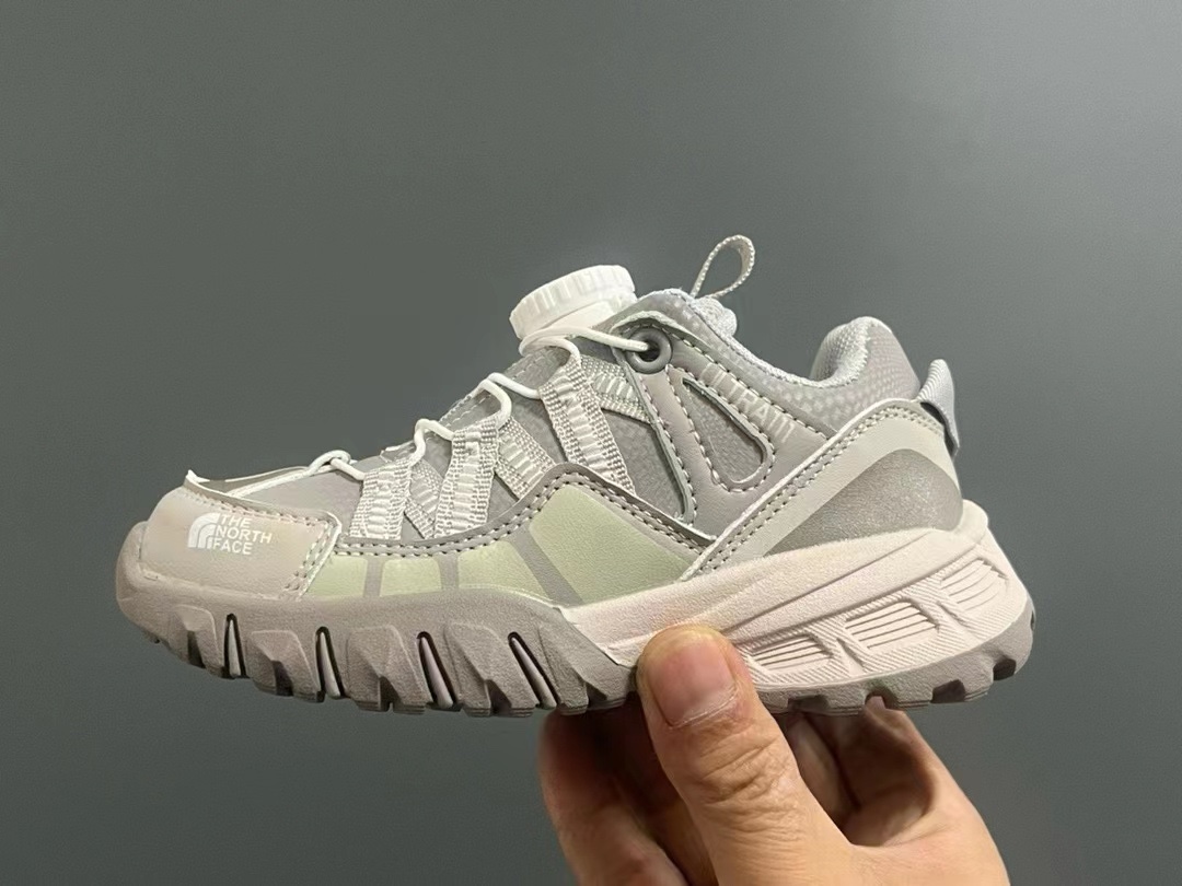 图片[4]-品牌：THE NORTH FACE 26-37 🔥🔥北面登山鞋2024海外前先版考虑到孩子的穿脱以及行走的安全以及耐磨性 北面人性化的设计💓采用了旋钮锁扣以及橡胶大底给孩子带来各项不一样的视觉及穿搭 既潮流 又百搭 🌈宝妈们强烈建议入手一双-选品中心