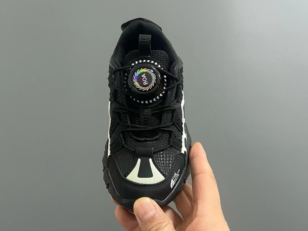 图片[8]-品牌：THE NORTH FACE 26-37 🔥🔥北面登山鞋2024海外前先版考虑到孩子的穿脱以及行走的安全以及耐磨性 北面人性化的设计💓采用了旋钮锁扣以及橡胶大底给孩子带来各项不一样的视觉及穿搭 既潮流 又百搭 🌈宝妈们强烈建议入手一双-选品中心