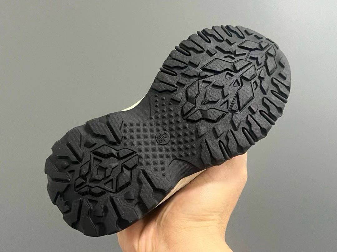 图片[5]-品牌：THE NORTH FACE 26-37 🔥🔥北面登山鞋2024海外前先版考虑到孩子的穿脱以及行走的安全以及耐磨性 北面人性化的设计💓采用了旋钮锁扣以及橡胶大底给孩子带来各项不一样的视觉及穿搭 既潮流 又百搭 🌈宝妈们强烈建议入手一双-选品中心