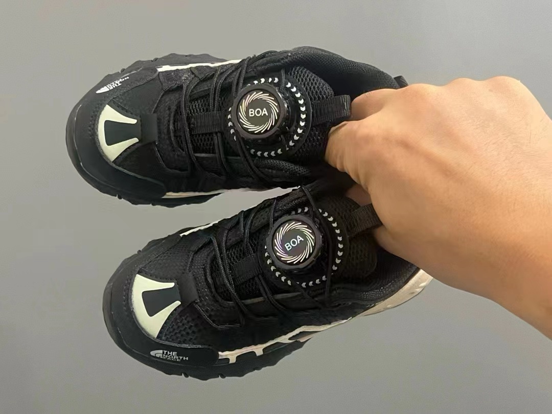 品牌:THE NORTH FACE 26-37 🔥🔥北面登山鞋2024海外前先版考虑到孩子的穿脱以及行走的安全以及耐磨性 北面人性化的设计💓采用了旋钮锁扣以及橡胶大底给孩子带来各项不一样的视觉及穿搭 既潮流 又百搭 🌈宝妈们强烈建议入手一双-选品中心