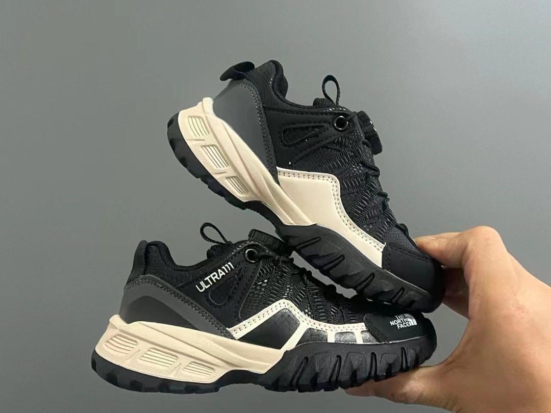 图片[9]-品牌：THE NORTH FACE 26-37 🔥🔥北面登山鞋2024海外前先版考虑到孩子的穿脱以及行走的安全以及耐磨性 北面人性化的设计💓采用了旋钮锁扣以及橡胶大底给孩子带来各项不一样的视觉及穿搭 既潮流 又百搭 🌈宝妈们强烈建议入手一双-选品中心