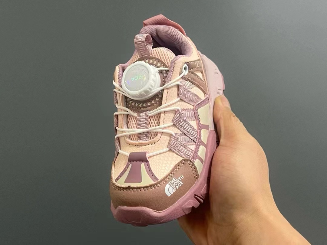 图片[3]-品牌：THE NORTH FACE 26-37 🔥🔥北面登山鞋2024海外前先版考虑到孩子的穿脱以及行走的安全以及耐磨性 北面人性化的设计💓采用了旋钮锁扣以及橡胶大底给孩子带来各项不一样的视觉及穿搭 既潮流 又百搭 🌈宝妈们强烈建议入手一双-选品中心