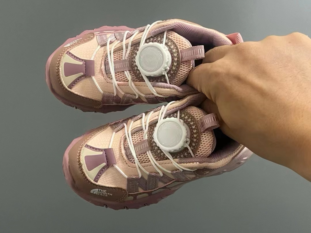 品牌：THE NORTH FACE 26-37 🔥🔥北面登山鞋2024海外前先版考虑到孩子的穿脱以及行走的安全以及耐磨性 北面人性化的设计💓采用了旋钮锁扣以及橡胶大底给孩子带来各项不一样的视觉及穿搭 既潮流 又百搭 🌈宝妈们强烈建议入手一双-选品中心