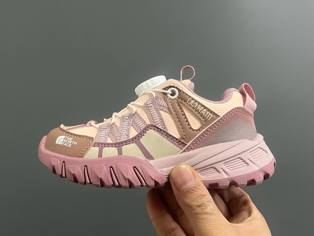 图片[4]-品牌：THE NORTH FACE 26-37 🔥🔥北面登山鞋2024海外前先版考虑到孩子的穿脱以及行走的安全以及耐磨性 北面人性化的设计💓采用了旋钮锁扣以及橡胶大底给孩子带来各项不一样的视觉及穿搭 既潮流 又百搭 🌈宝妈们强烈建议入手一双-选品中心