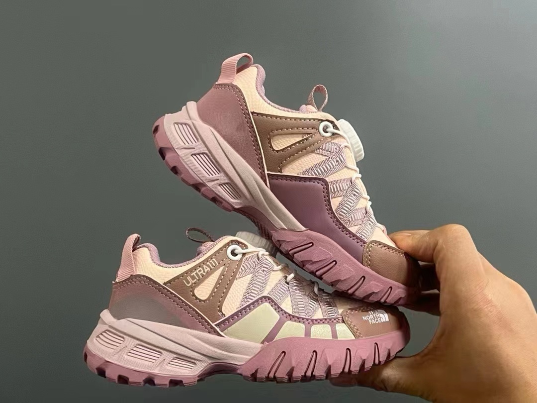 图片[9]-品牌：THE NORTH FACE 26-37 🔥🔥北面登山鞋2024海外前先版考虑到孩子的穿脱以及行走的安全以及耐磨性 北面人性化的设计💓采用了旋钮锁扣以及橡胶大底给孩子带来各项不一样的视觉及穿搭 既潮流 又百搭 🌈宝妈们强烈建议入手一双-选品中心