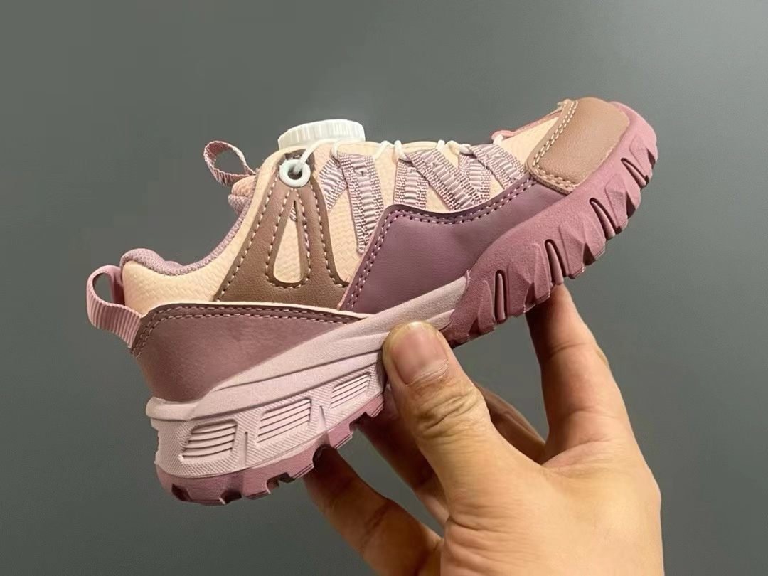 图片[6]-品牌：THE NORTH FACE 26-37 🔥🔥北面登山鞋2024海外前先版考虑到孩子的穿脱以及行走的安全以及耐磨性 北面人性化的设计💓采用了旋钮锁扣以及橡胶大底给孩子带来各项不一样的视觉及穿搭 既潮流 又百搭 🌈宝妈们强烈建议入手一双-选品中心