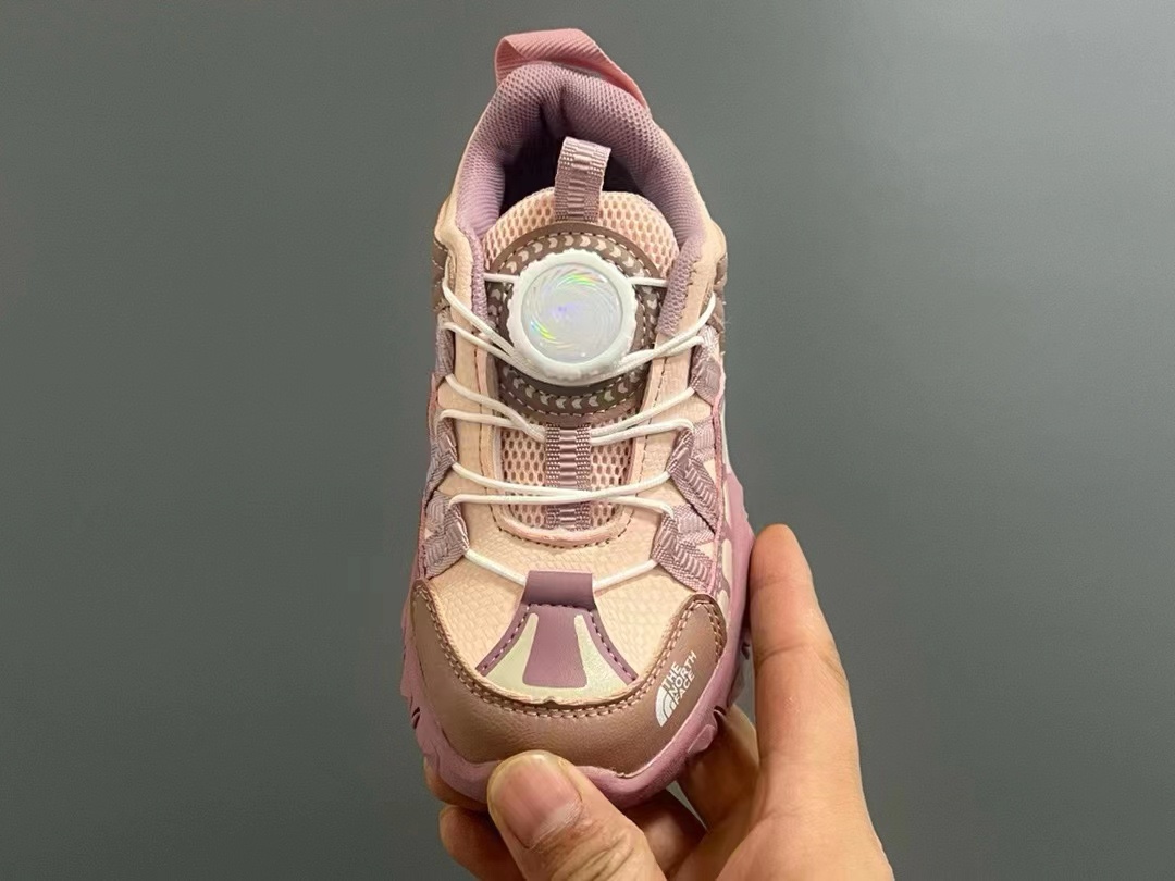 图片[8]-品牌：THE NORTH FACE 26-37 🔥🔥北面登山鞋2024海外前先版考虑到孩子的穿脱以及行走的安全以及耐磨性 北面人性化的设计💓采用了旋钮锁扣以及橡胶大底给孩子带来各项不一样的视觉及穿搭 既潮流 又百搭 🌈宝妈们强烈建议入手一双-选品中心