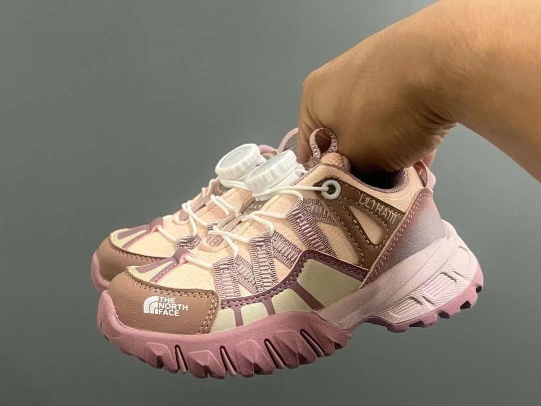 图片[2]-品牌：THE NORTH FACE 26-37 🔥🔥北面登山鞋2024海外前先版考虑到孩子的穿脱以及行走的安全以及耐磨性 北面人性化的设计💓采用了旋钮锁扣以及橡胶大底给孩子带来各项不一样的视觉及穿搭 既潮流 又百搭 🌈宝妈们强烈建议入手一双-选品中心