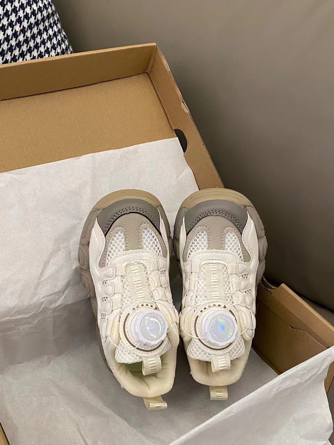 图片[2]-🔥Nike可颂鞋 镂空透气网 👟27-37 🌈海外版耐克可颂鞋终于上市啦，代购排队预约的一款爆款😍 采用了橡胶防滑耐磨的大底 佩戴着简洁方便的旋钮锁扣既方便孩子穿脱 又不让大人老师操心的设计 百搭潮流 闭眼入💗💗-选品中心