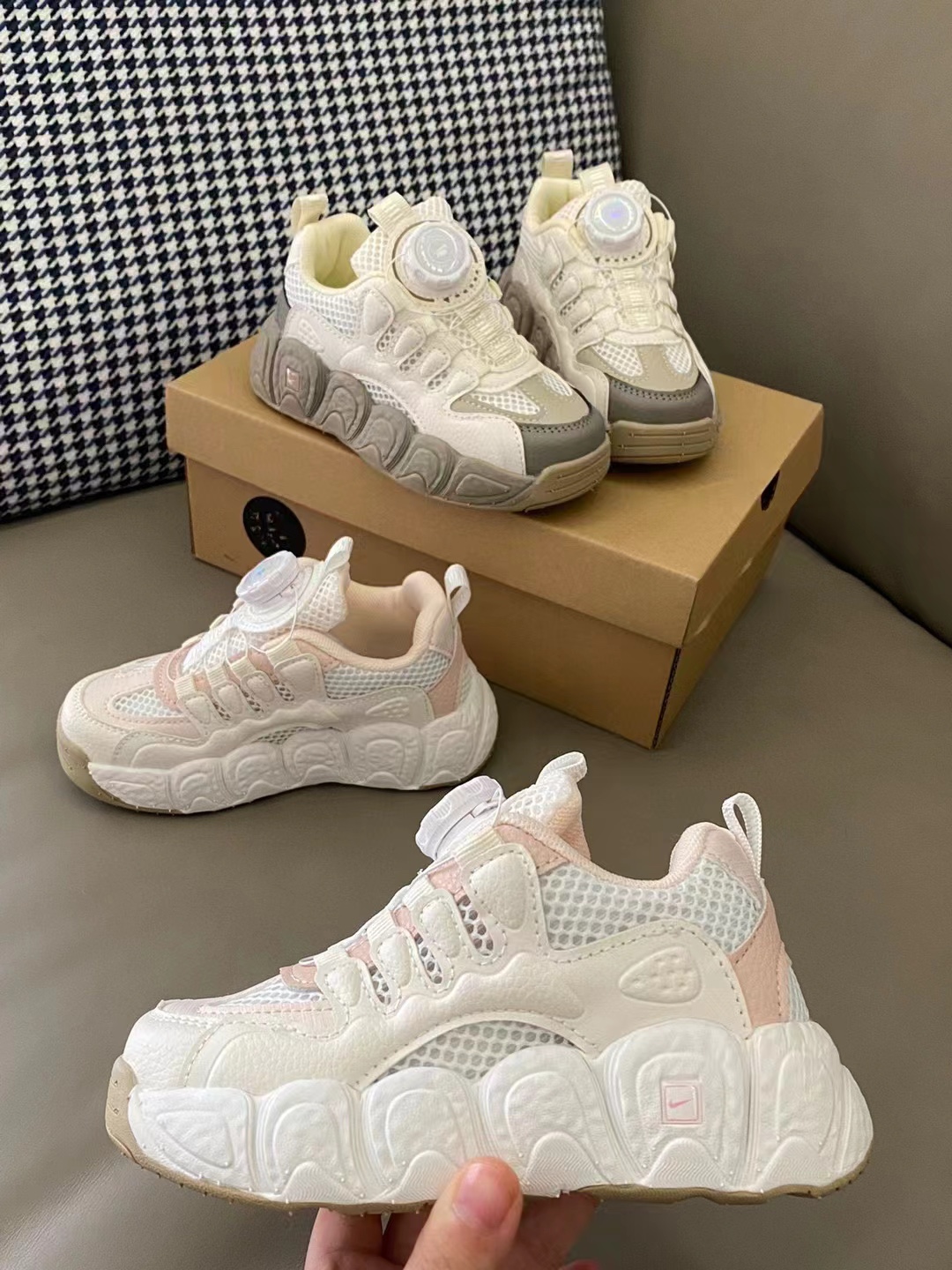 图片[8]-🔥Nike可颂鞋 镂空透气网 👟27-37 🌈海外版耐克可颂鞋终于上市啦，代购排队预约的一款爆款😍 采用了橡胶防滑耐磨的大底 佩戴着简洁方便的旋钮锁扣既方便孩子穿脱 又不让大人老师操心的设计 百搭潮流 闭眼入💗💗-选品中心