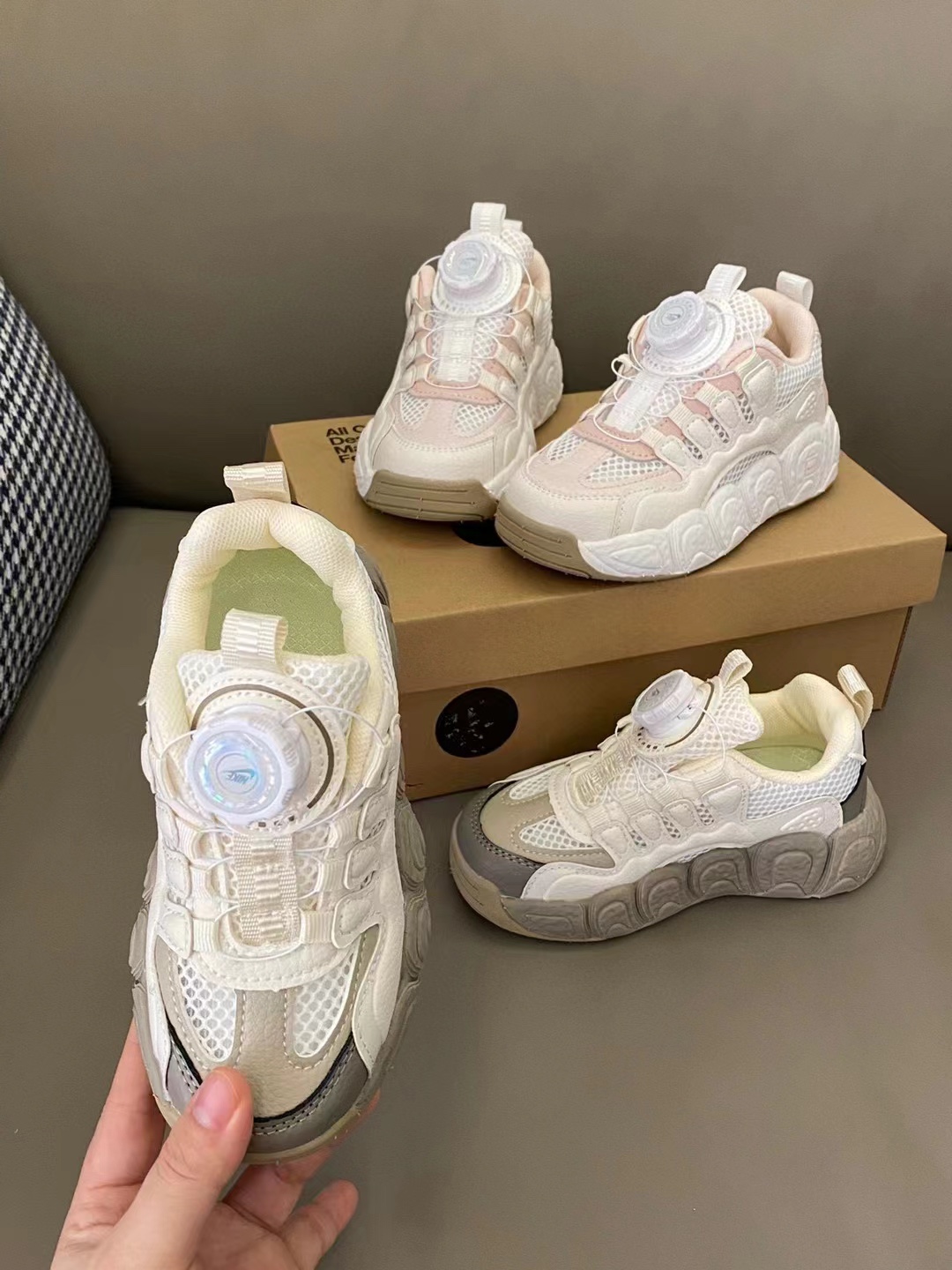 图片[6]-🔥Nike可颂鞋 镂空透气网 👟27-37 🌈海外版耐克可颂鞋终于上市啦，代购排队预约的一款爆款😍 采用了橡胶防滑耐磨的大底 佩戴着简洁方便的旋钮锁扣既方便孩子穿脱 又不让大人老师操心的设计 百搭潮流 闭眼入💗💗-选品中心