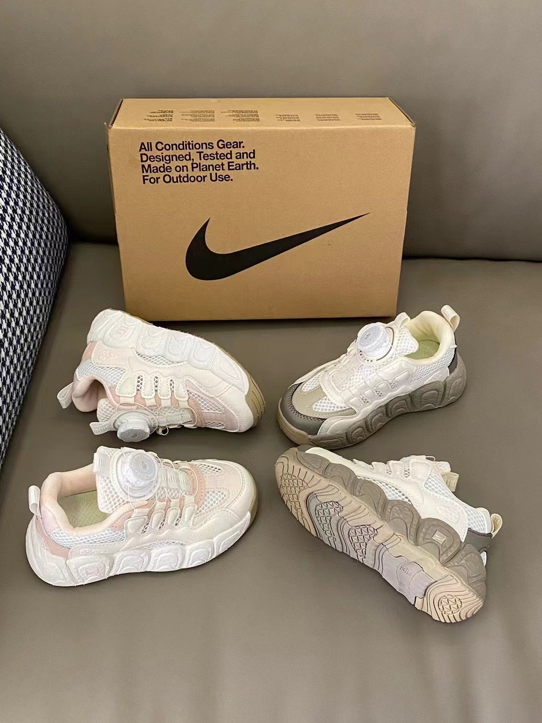 🔥Nike可颂鞋 镂空透气网 👟27-37 🌈海外版耐克可颂鞋终于上市啦，代购排队预约的一款爆款😍 采用了橡胶防滑耐磨的大底 佩戴着简洁方便的旋钮锁扣既方便孩子穿脱 又不让大人老师操心的设计 百搭潮流 闭眼入💗💗-选品中心