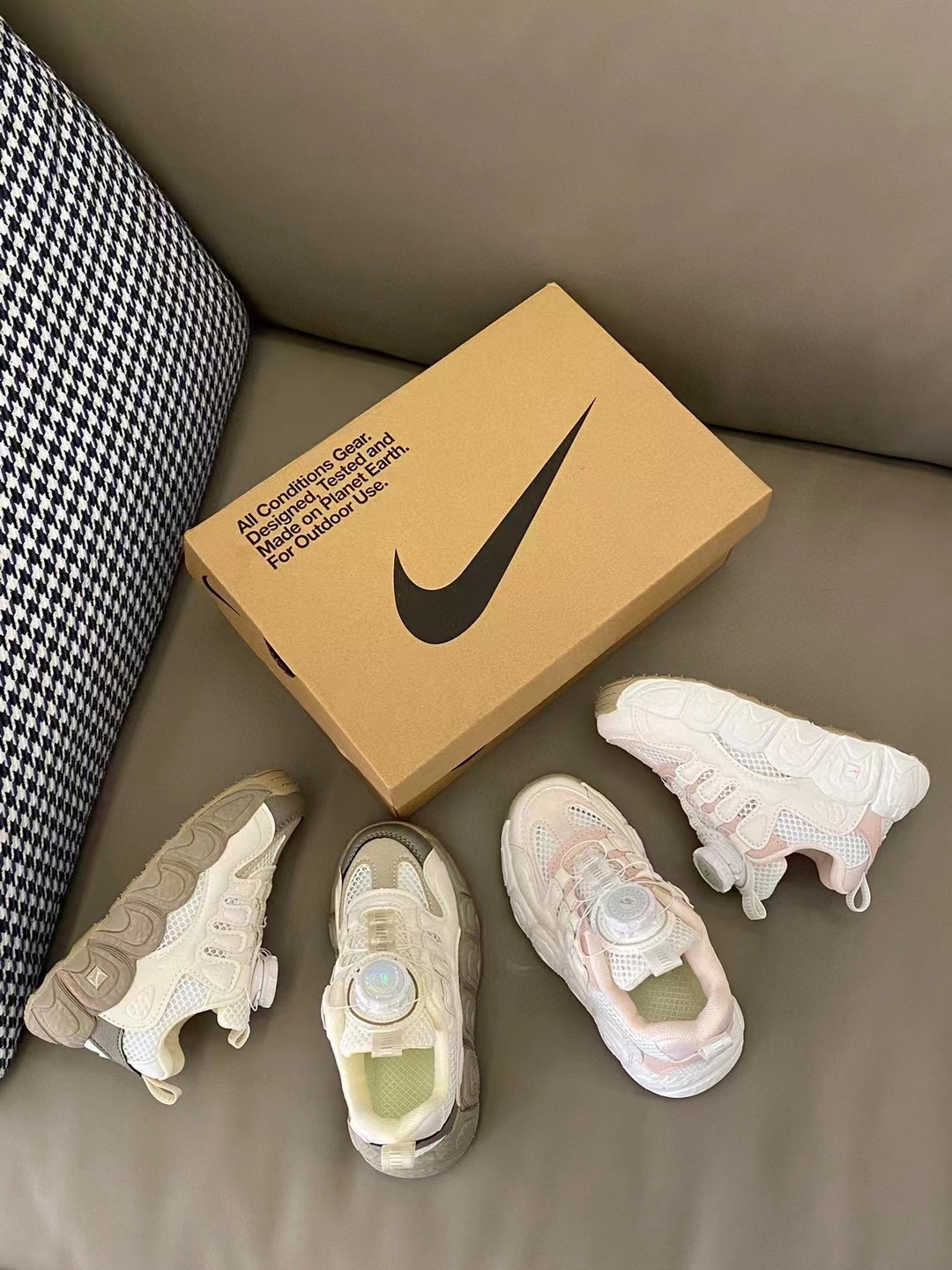 图片[5]-🔥Nike可颂鞋 镂空透气网 👟27-37 🌈海外版耐克可颂鞋终于上市啦，代购排队预约的一款爆款😍 采用了橡胶防滑耐磨的大底 佩戴着简洁方便的旋钮锁扣既方便孩子穿脱 又不让大人老师操心的设计 百搭潮流 闭眼入💗💗-选品中心