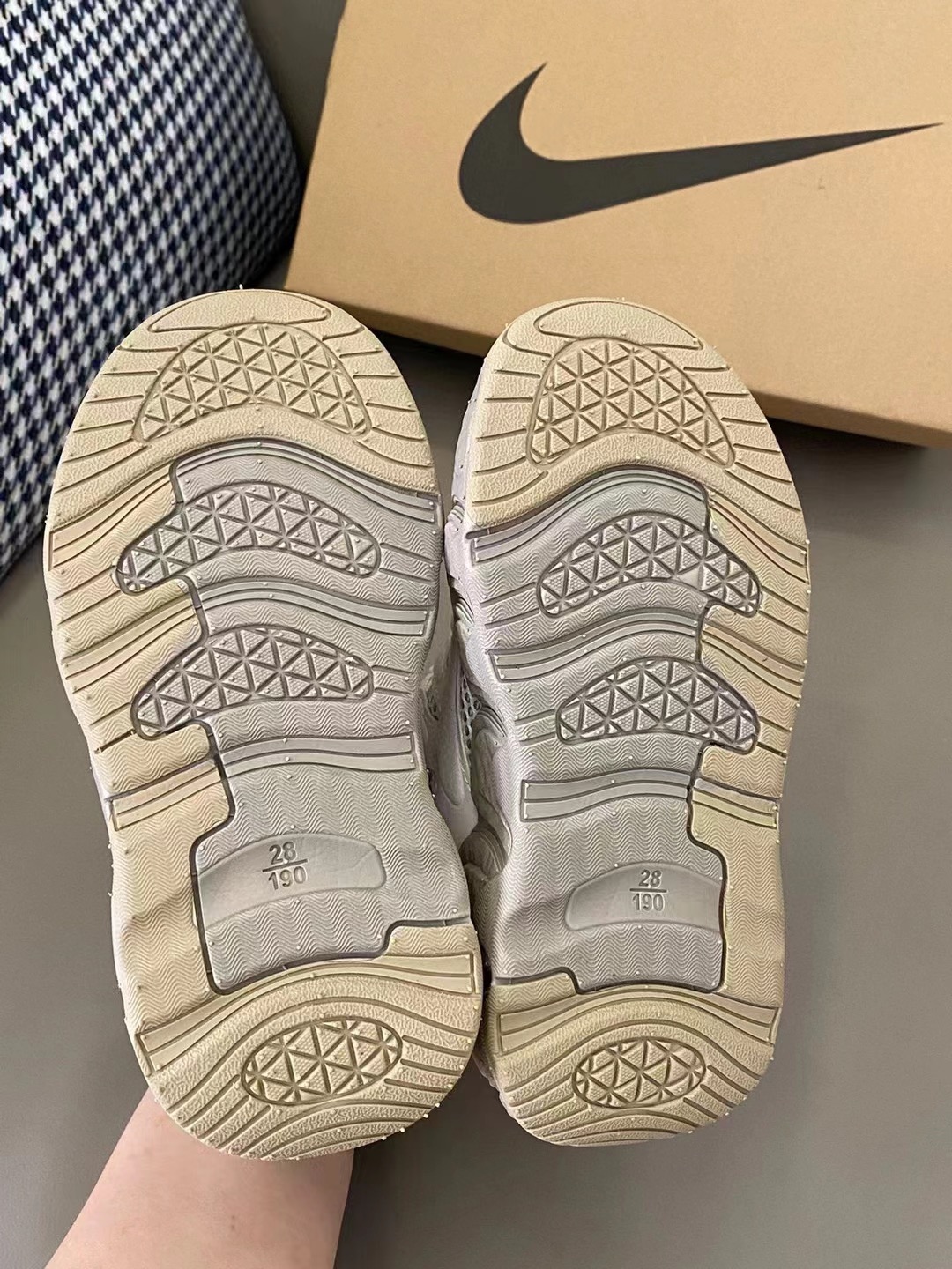 图片[9]-🔥Nike可颂鞋 镂空透气网 👟27-37 🌈海外版耐克可颂鞋终于上市啦，代购排队预约的一款爆款😍 采用了橡胶防滑耐磨的大底 佩戴着简洁方便的旋钮锁扣既方便孩子穿脱 又不让大人老师操心的设计 百搭潮流 闭眼入💗💗-选品中心