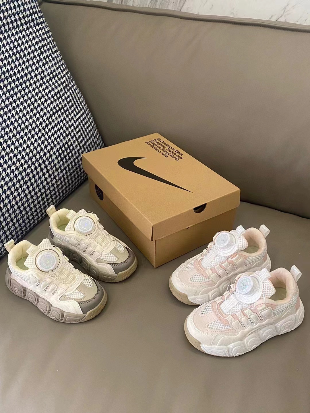 图片[3]-🔥Nike可颂鞋 镂空透气网 👟27-37 🌈海外版耐克可颂鞋终于上市啦，代购排队预约的一款爆款😍 采用了橡胶防滑耐磨的大底 佩戴着简洁方便的旋钮锁扣既方便孩子穿脱 又不让大人老师操心的设计 百搭潮流 闭眼入💗💗-选品中心