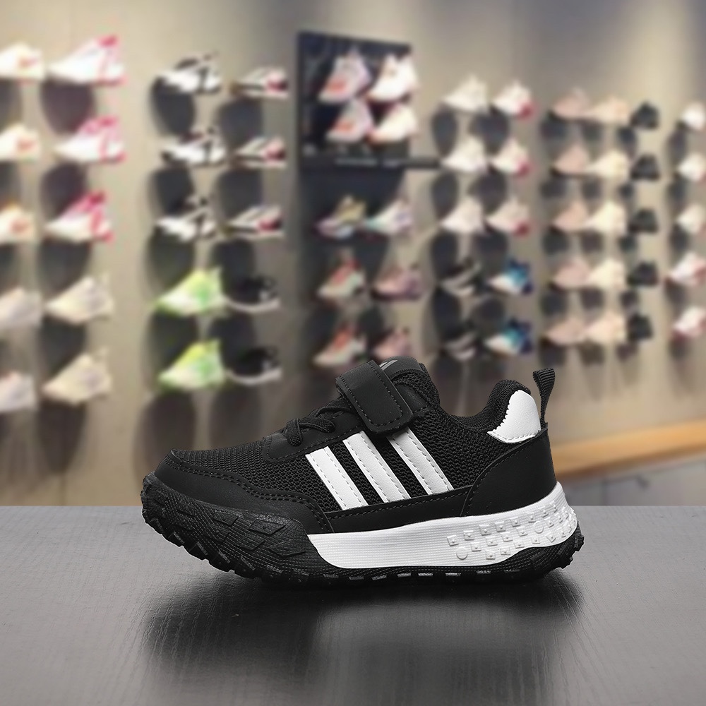 双十一 特码数齐全4000双现货 可退换 尺码：26-37码 👀又发现一双超好看的运动鞋 AD 新款三条杠魔术贴网面运动鞋，采用透气网面搭配多层次流线型鞋身🤩质感活力💨时尚气息扑面而来👻魔术贴设计解放双手更方便✅轻量Q弹鞋底，专为跑跳而生🥰MNA175-选品中心