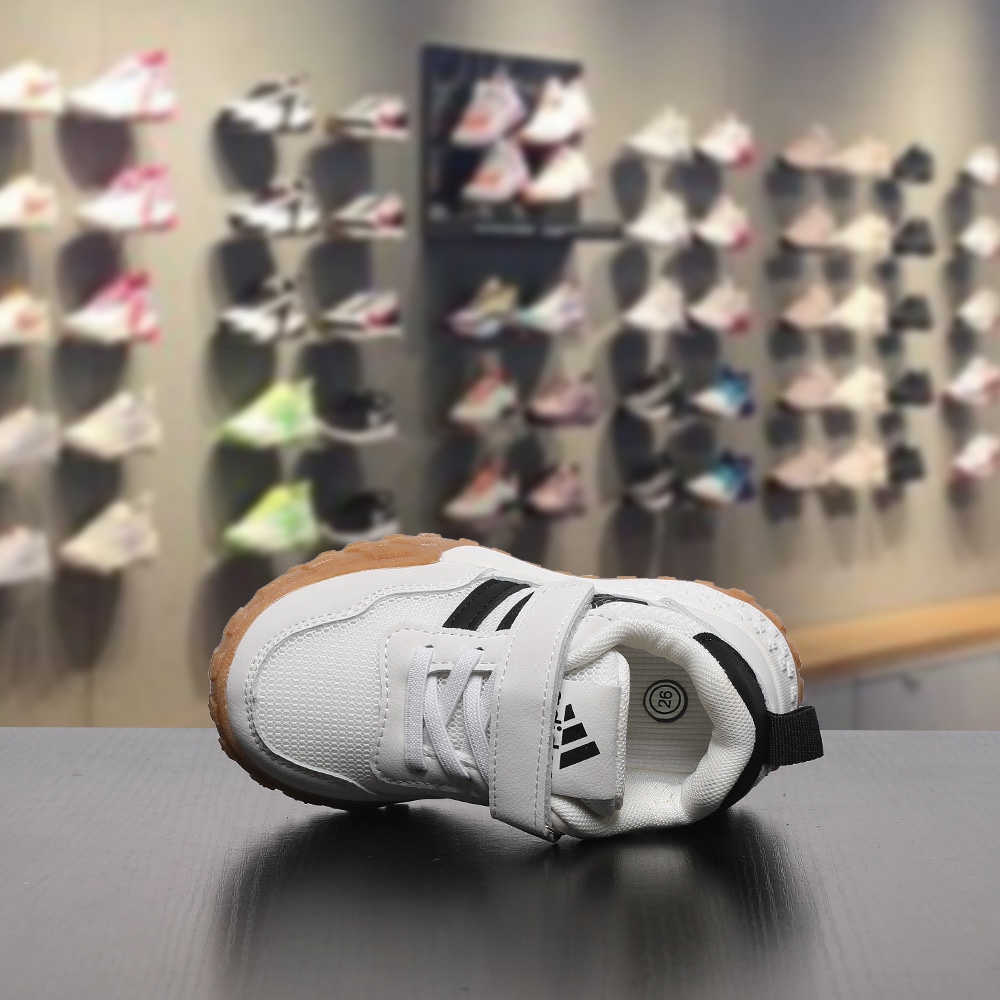 图片[2]-双十一 特码数齐全4000双现货 可退换 尺码：26-37码 👀又发现一双超好看的运动鞋 AD 新款三条杠魔术贴网面运动鞋，采用透气网面搭配多层次流线型鞋身🤩质感活力💨时尚气息扑面而来👻魔术贴设计解放双手更方便✅轻量Q弹鞋底，专为跑跳而生🥰MNA175-选品中心