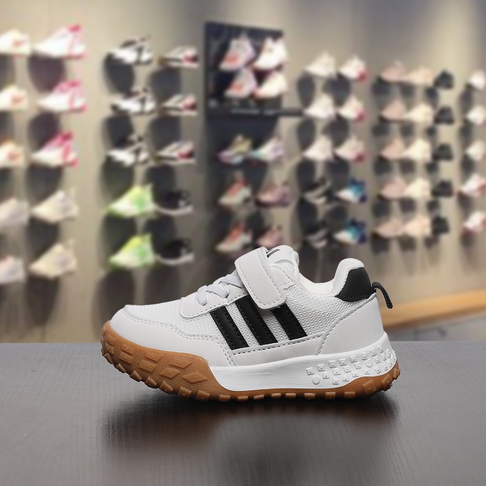 双十一 特码数齐全4000双现货 可退换 尺码：26-37码 👀又发现一双超好看的运动鞋 AD 新款三条杠魔术贴网面运动鞋，采用透气网面搭配多层次流线型鞋身🤩质感活力💨时尚气息扑面而来👻魔术贴设计解放双手更方便✅轻量Q弹鞋底，专为跑跳而生🥰MNA175-选品中心