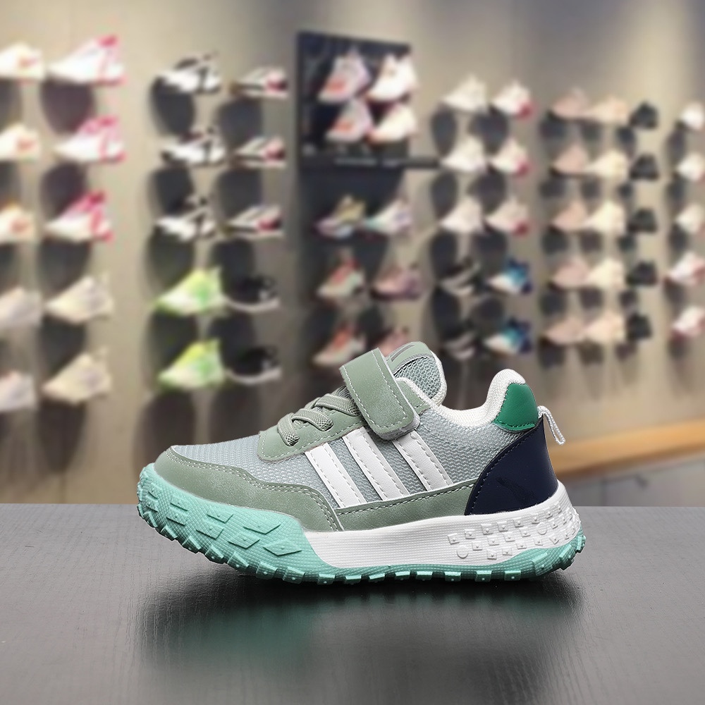 双十一 特码数齐全4000双现货 可退换 尺码：26-37码 👀又发现一双超好看的运动鞋 AD 新款三条杠魔术贴网面运动鞋，采用透气网面搭配多层次流线型鞋身🤩质感活力💨时尚气息扑面而来👻魔术贴设计解放双手更方便✅轻量Q弹鞋底，专为跑跳而生🥰MNA175-选品中心