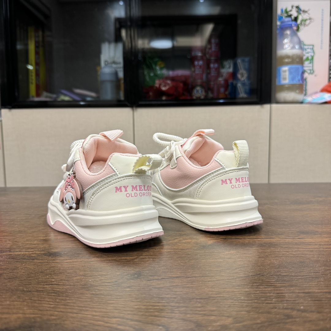 图片[3]-🔥三丽欧联名款 美乐蒂 👟27–37 Sanrio联名款板鞋 都在等待的大爆款🔥 款式潮流又可爱 采用隐形魔术贴 穿搭简洁方便 哪个小公举会受得了呀 简直就是超级无敌奈斯😍随手一穿都能凹出又A又飒的造型💯 真的是太喜欢了！强烈推荐 闭眼入-选品中心