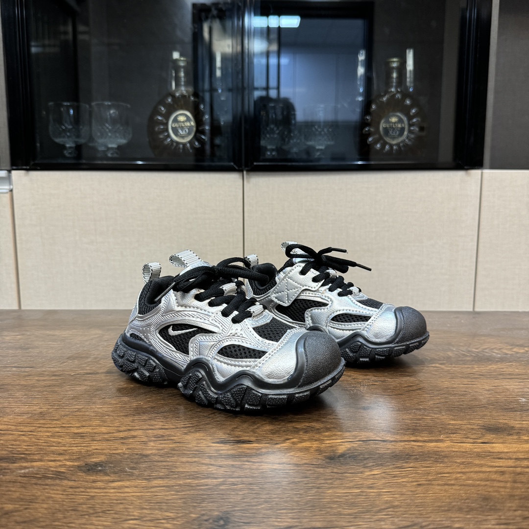 啊啊啊！！这双小丑萌可爱到我的心巴🏖 NK 舒适复古儿童休闲鞋🗽 人体工学设计🏝有效贴合足部运动曲线 🛕魔术贴设计，免系带省心便捷 细腻鞋面🎞舒适包裹 〰环绕式后跟支撑，超级稳固 舒适内里，贴脚细腻🕯触感柔和-选品中心