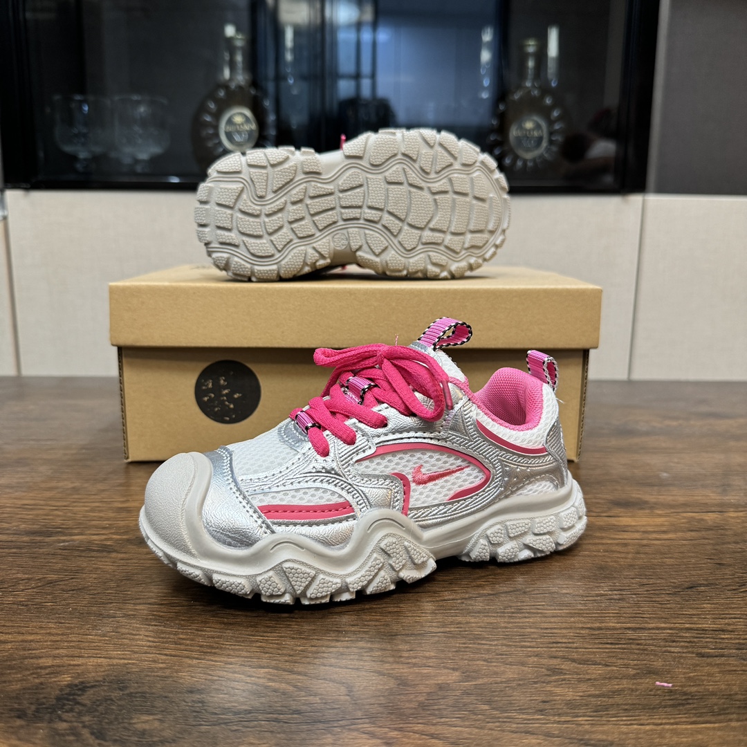 图片[9]-啊啊啊！！这双小丑萌可爱到我的心巴🏖 NK 舒适复古儿童休闲鞋🗽 人体工学设计🏝有效贴合足部运动曲线 🛕魔术贴设计，免系带省心便捷 细腻鞋面🎞舒适包裹 〰环绕式后跟支撑，超级稳固 舒适内里，贴脚细腻🕯触感柔和-选品中心