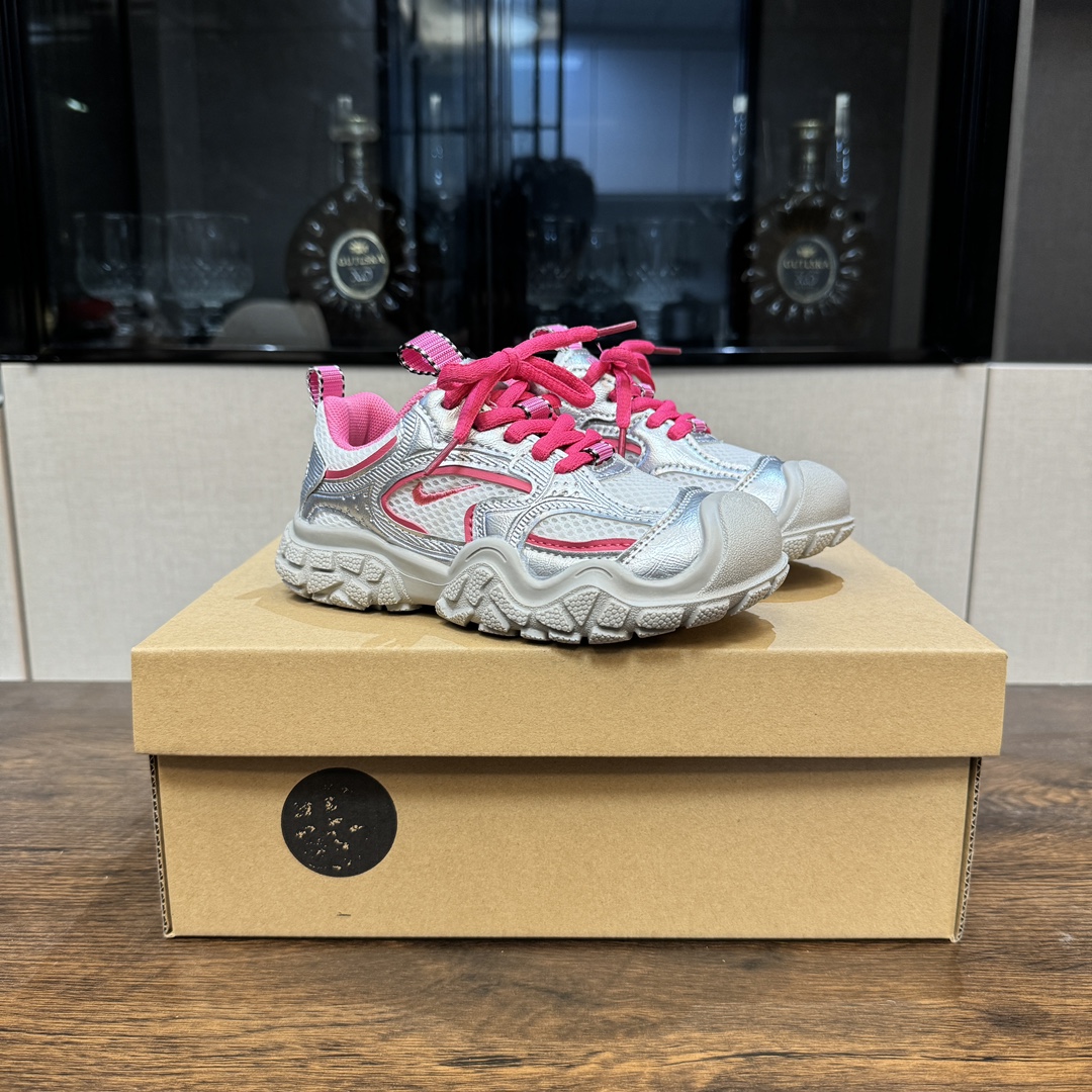 图片[8]-啊啊啊！！这双小丑萌可爱到我的心巴🏖 NK 舒适复古儿童休闲鞋🗽 人体工学设计🏝有效贴合足部运动曲线 🛕魔术贴设计，免系带省心便捷 细腻鞋面🎞舒适包裹 〰环绕式后跟支撑，超级稳固 舒适内里，贴脚细腻🕯触感柔和-选品中心