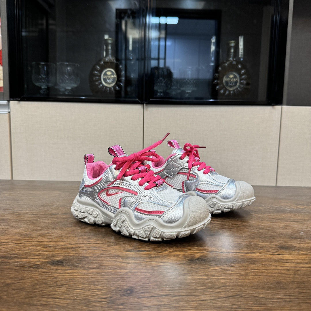 啊啊啊！！这双小丑萌可爱到我的心巴🏖 NK 舒适复古儿童休闲鞋🗽 人体工学设计🏝有效贴合足部运动曲线 🛕魔术贴设计，免系带省心便捷 细腻鞋面🎞舒适包裹 〰环绕式后跟支撑，超级稳固 舒适内里，贴脚细腻🕯触感柔和-选品中心