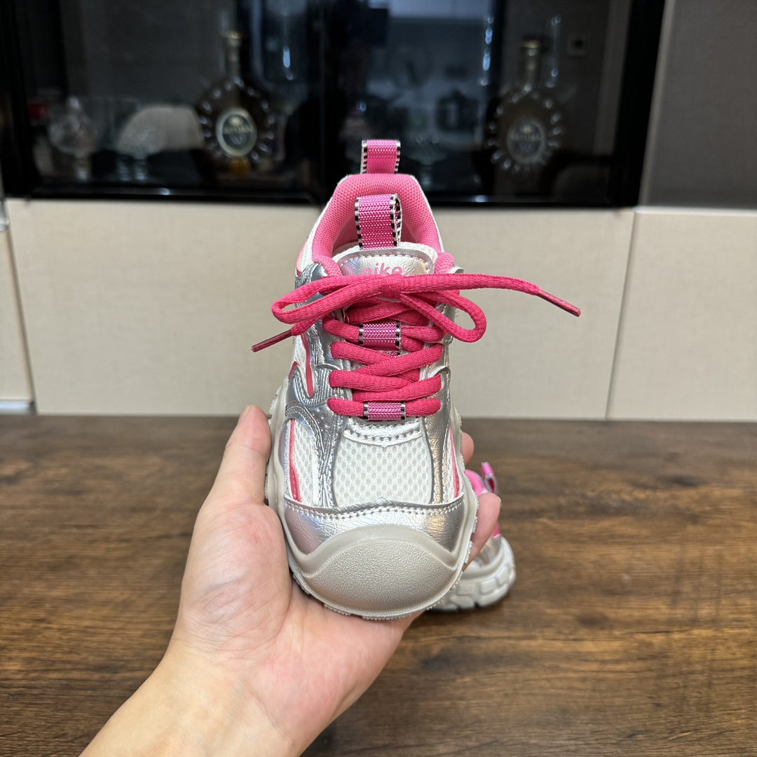 图片[5]-啊啊啊！！这双小丑萌可爱到我的心巴🏖 NK 舒适复古儿童休闲鞋🗽 人体工学设计🏝有效贴合足部运动曲线 🛕魔术贴设计，免系带省心便捷 细腻鞋面🎞舒适包裹 〰环绕式后跟支撑，超级稳固 舒适内里，贴脚细腻🕯触感柔和-选品中心