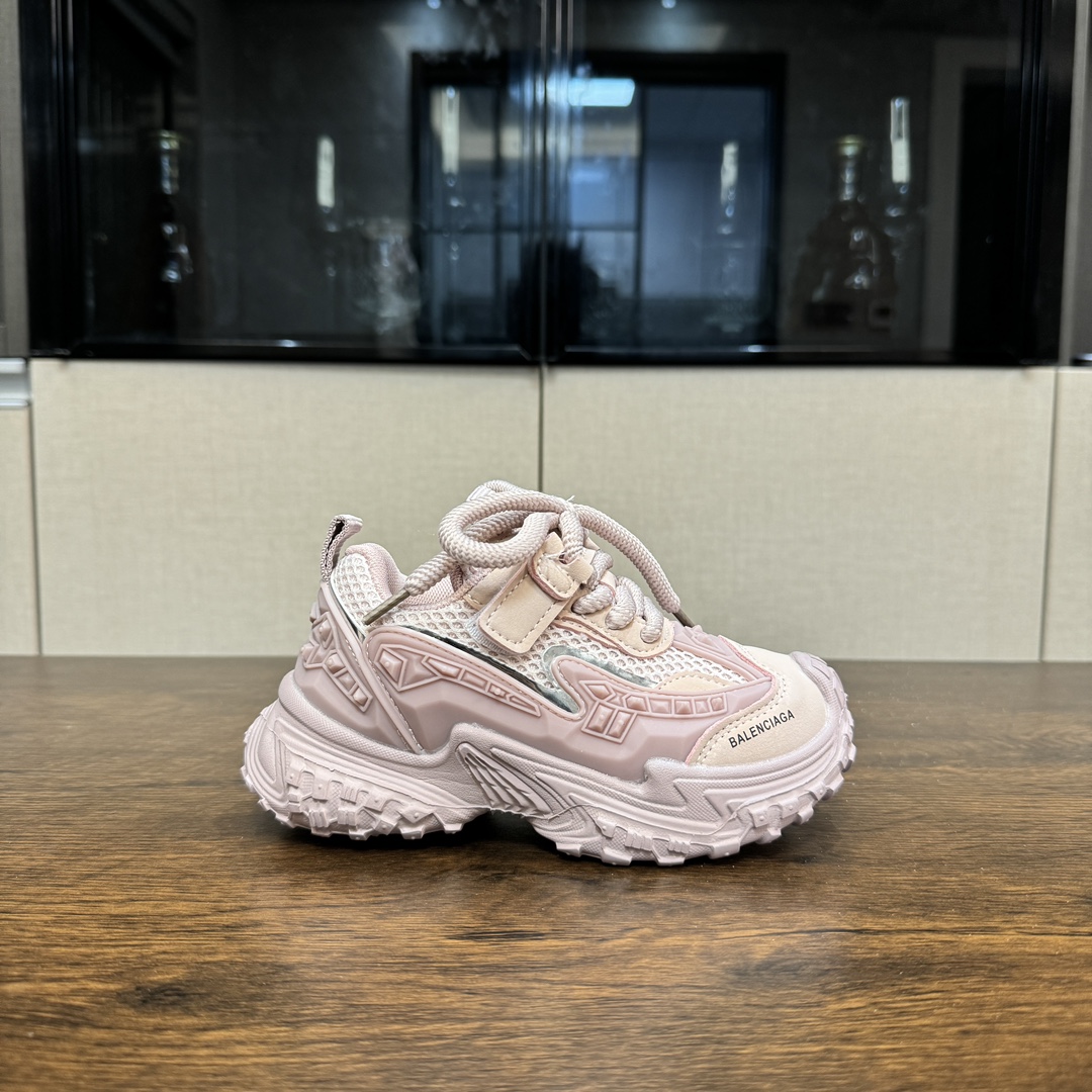 🎆巴黎世家 机甲鞋 听说这双巴黎世家机甲鞋已经在国外已经火出圈了呢‼️张狂做到了极致，潮流感更强👍🏻鞋带是完全固定在鞋子上 魔术贴简洁穿脱👻很好搭配衣服又好穿😎风格大胆很有感觉😚-选品中心