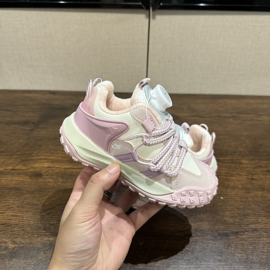 图片[4]-🔥加绒款 登山鞋 👟27-37 📣📣放大招 上个大重磅！心心念念的皮面加绒款也出货啦🔥🔥🔥内里保暖绒特别的细腻亲肤，上脚不会有扎脚的感觉和任何不适~～这精致的旋钮扣，旋钮科技设计，一提即开，一旋即紧，便携好穿脱。真的是爱了呀！！穿脱特别方便快捷，适合咱们的小盆友，还能锻炼自主穿脱能力哟✌🏻️-选品中心