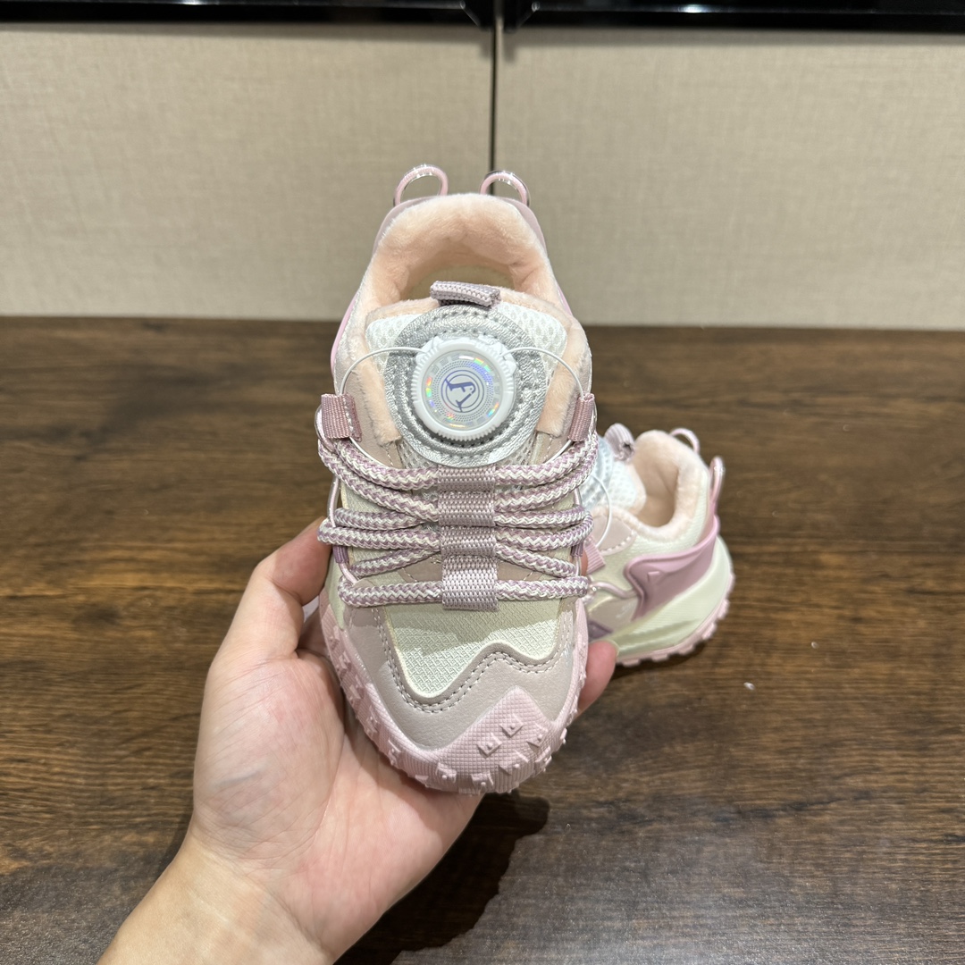 图片[5]-🔥加绒款 登山鞋 👟27-37 📣📣放大招 上个大重磅！心心念念的皮面加绒款也出货啦🔥🔥🔥内里保暖绒特别的细腻亲肤，上脚不会有扎脚的感觉和任何不适~～这精致的旋钮扣，旋钮科技设计，一提即开，一旋即紧，便携好穿脱。真的是爱了呀！！穿脱特别方便快捷，适合咱们的小盆友，还能锻炼自主穿脱能力哟✌🏻️-选品中心