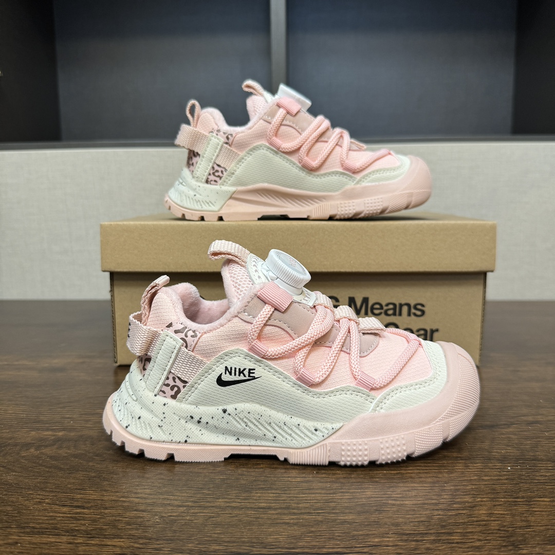 图片[8]-🔥3代加绒款 登山鞋5色（雪花粉） 👟27-37 📣📣放大招 上个大重磅！心心念念的皮面加绒款也出货啦🔥🔥🔥内里保暖绒特别的细腻亲肤，上脚不会有扎脚的感觉和任何不适~～这精致的旋钮扣，旋钮科技设计，一提即开，一旋即紧，便携好穿脱。真的是爱了呀！！穿脱特别方便快捷，适合咱们的小盆友，还能锻炼自主穿脱能力哟✌🏻️-选品中心