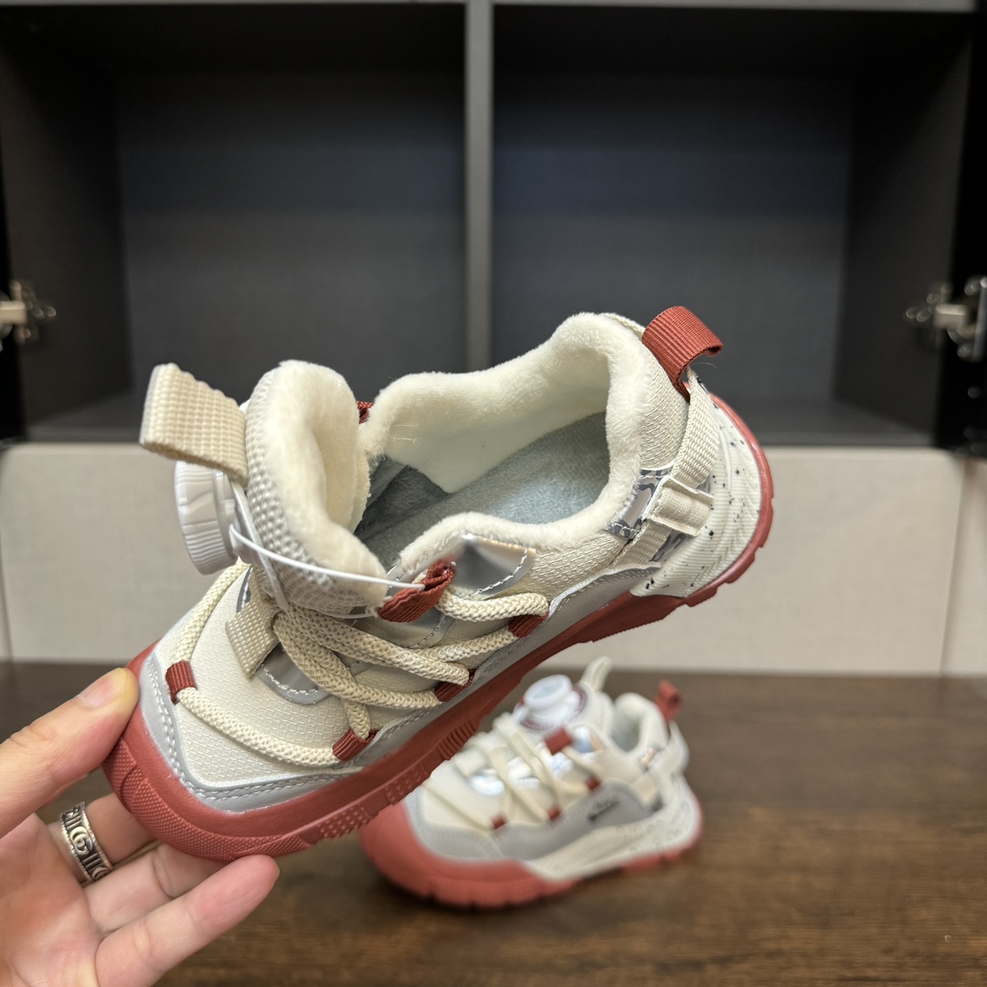 图片[6]-🔥3代加绒款 登山鞋5色（朱砂红）👟27-37 📣📣放大招 上个大重磅！心心念念的皮面加绒款也出货啦🔥🔥🔥内里保暖绒特别的细腻亲肤，上脚不会有扎脚的感觉和任何不适~～这精致的旋钮扣，旋钮科技设计，一提即开，一旋即紧，便携好穿脱。真的是爱了呀！！穿脱特别方便快捷，适合咱们的小盆友，还能锻炼自主穿脱能力哟✌🏻️-选品中心