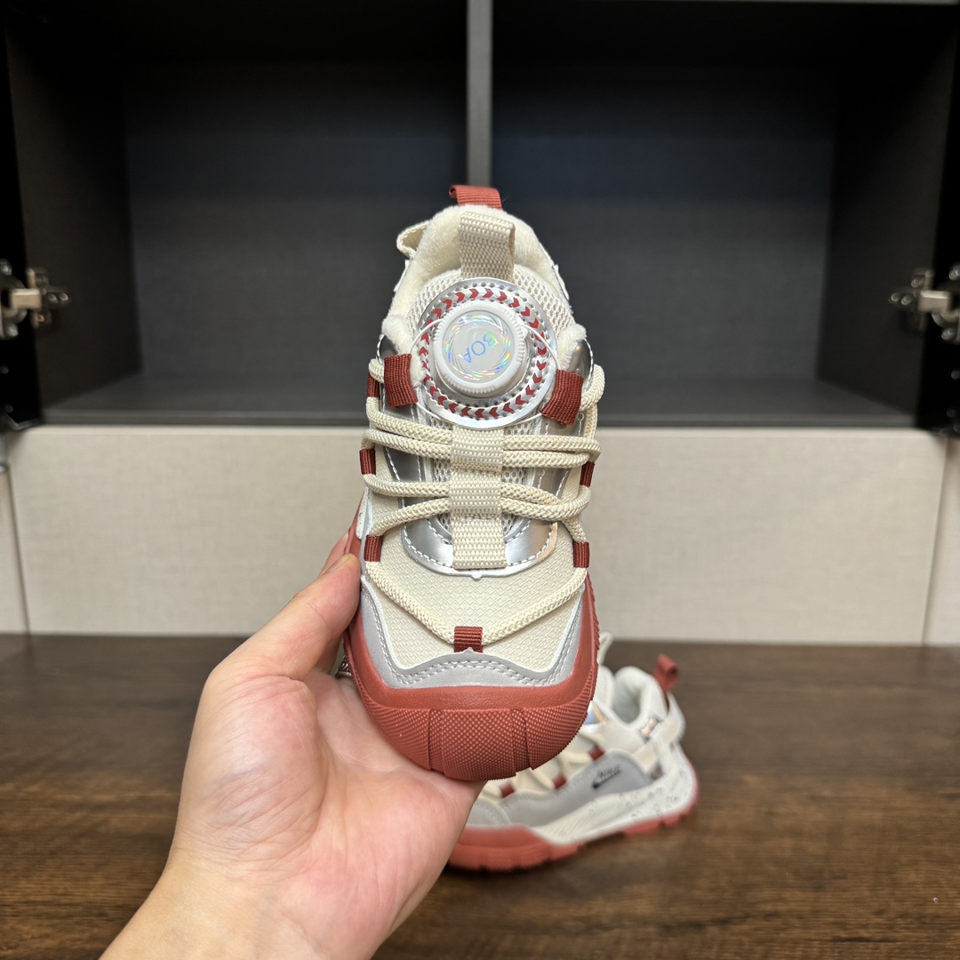 图片[5]-🔥3代加绒款 登山鞋5色（朱砂红）👟27-37 📣📣放大招 上个大重磅！心心念念的皮面加绒款也出货啦🔥🔥🔥内里保暖绒特别的细腻亲肤，上脚不会有扎脚的感觉和任何不适~～这精致的旋钮扣，旋钮科技设计，一提即开，一旋即紧，便携好穿脱。真的是爱了呀！！穿脱特别方便快捷，适合咱们的小盆友，还能锻炼自主穿脱能力哟✌🏻️-选品中心