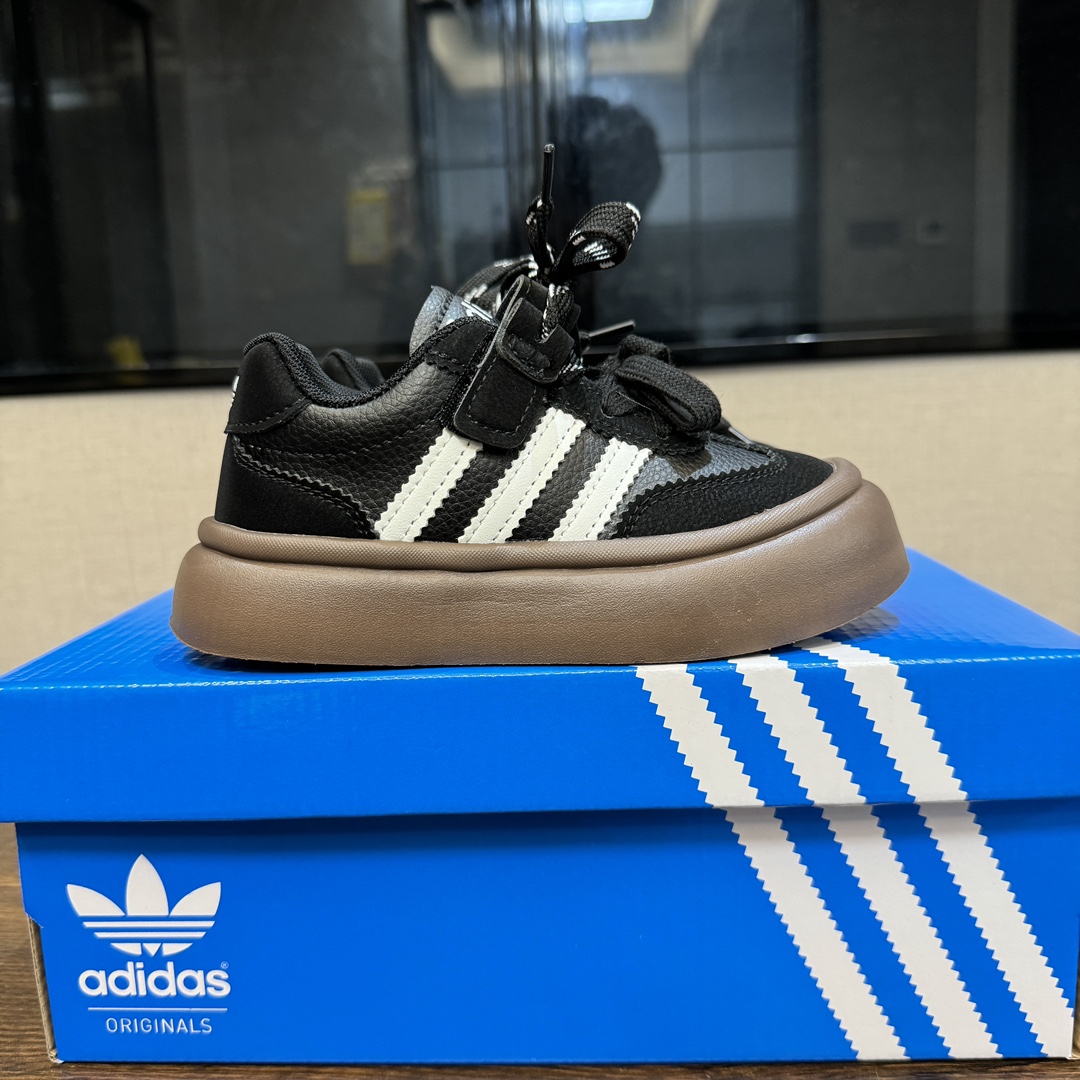 图片[9]-A家新款德训隐形魔术贴儿童休闲鞋 尺码：27-37码 经典德训系列联名款🆕 双魔术贴设计，穿脱超方便✌🏻 耐磨防滑大底，脚感不言而喻☁️ 优质皮料，质感满满💯-选品中心