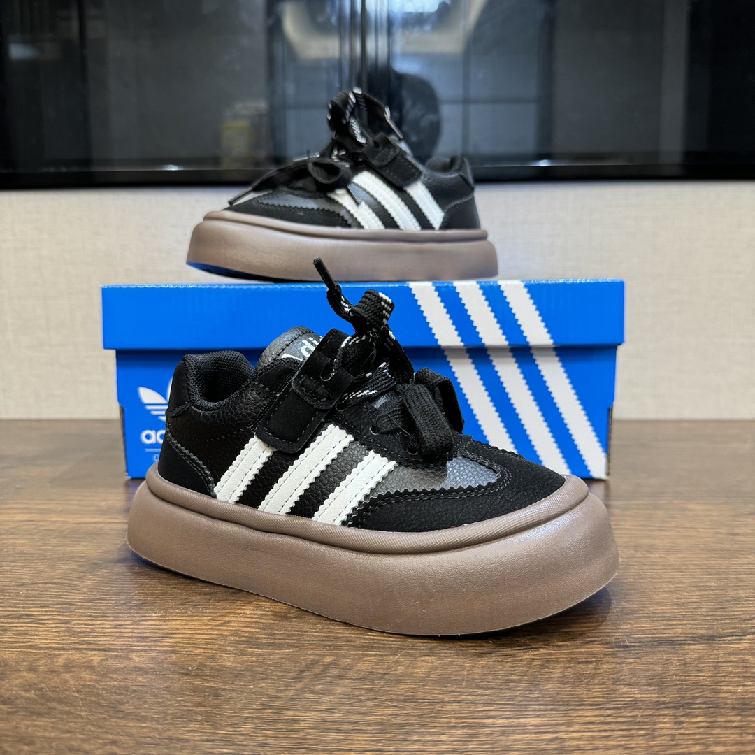 图片[7]-A家新款德训隐形魔术贴儿童休闲鞋 尺码：27-37码 经典德训系列联名款🆕 双魔术贴设计，穿脱超方便✌🏻 耐磨防滑大底，脚感不言而喻☁️ 优质皮料，质感满满💯-选品中心