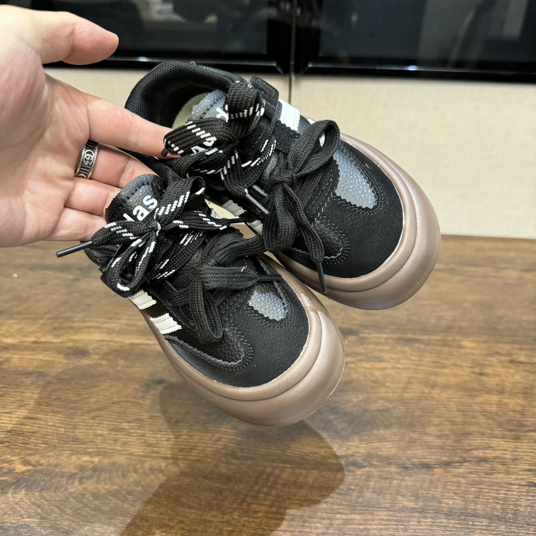 图片[4]-A家新款德训隐形魔术贴儿童休闲鞋 尺码：27-37码 经典德训系列联名款🆕 双魔术贴设计，穿脱超方便✌🏻 耐磨防滑大底，脚感不言而喻☁️ 优质皮料，质感满满💯-选品中心