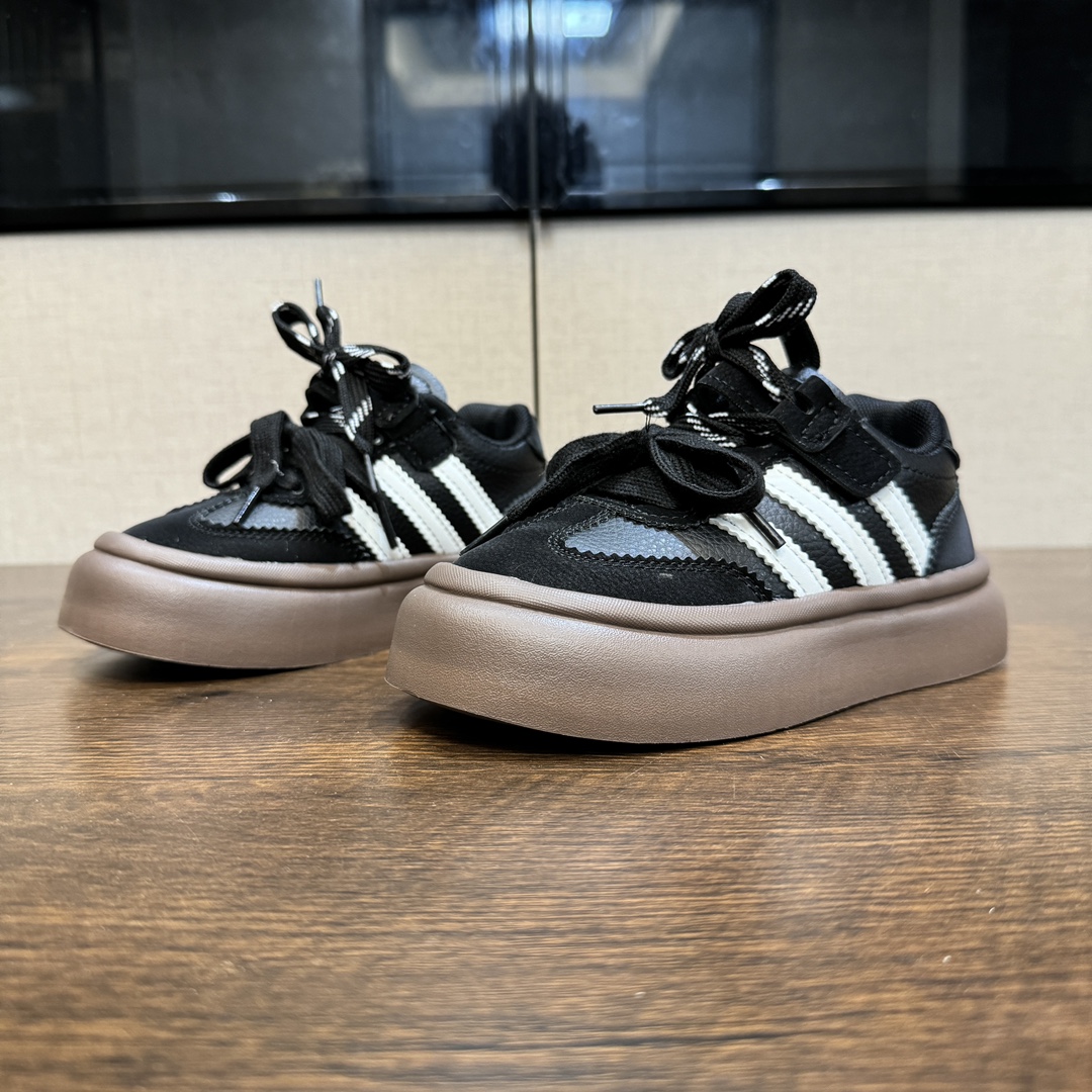 图片[2]-A家新款德训隐形魔术贴儿童休闲鞋 尺码：27-37码 经典德训系列联名款🆕 双魔术贴设计，穿脱超方便✌🏻 耐磨防滑大底，脚感不言而喻☁️ 优质皮料，质感满满💯-选品中心