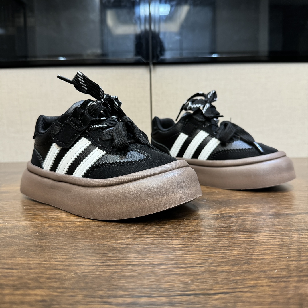 A家新款德训隐形魔术贴儿童休闲鞋 尺码：27-37码 经典德训系列联名款🆕 双魔术贴设计，穿脱超方便✌🏻 耐磨防滑大底，脚感不言而喻☁️ 优质皮料，质感满满💯-选品中心