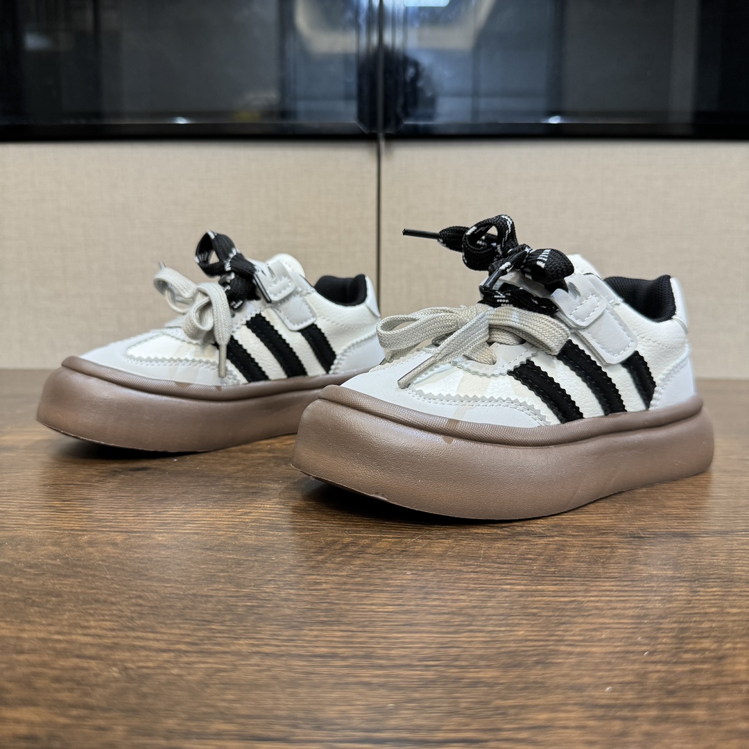 图片[2]-A家新款德训隐形魔术贴儿童休闲鞋 尺码：27-37码 经典德训系列联名款🆕 双魔术贴设计，穿脱超方便✌🏻 耐磨防滑大底，脚感不言而喻☁️ 优质皮料，质感满满💯-选品中心