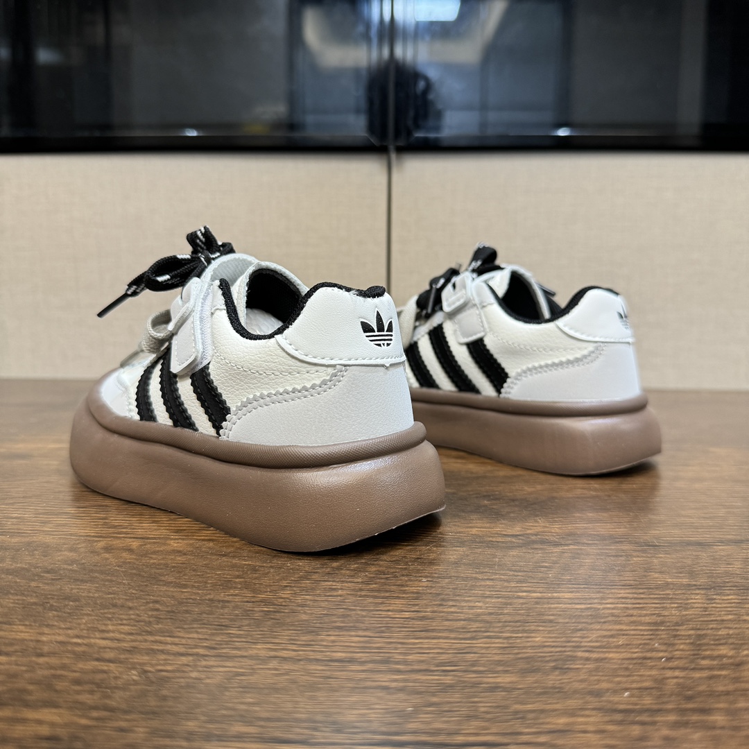 图片[3]-A家新款德训隐形魔术贴儿童休闲鞋 尺码：27-37码 经典德训系列联名款🆕 双魔术贴设计，穿脱超方便✌🏻 耐磨防滑大底，脚感不言而喻☁️ 优质皮料，质感满满💯-选品中心