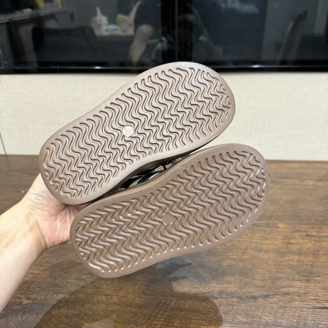 图片[6]-A家新款德训隐形魔术贴儿童休闲鞋 尺码：27-37码 经典德训系列联名款🆕 双魔术贴设计，穿脱超方便✌🏻 耐磨防滑大底，脚感不言而喻☁️ 优质皮料，质感满满💯-选品中心