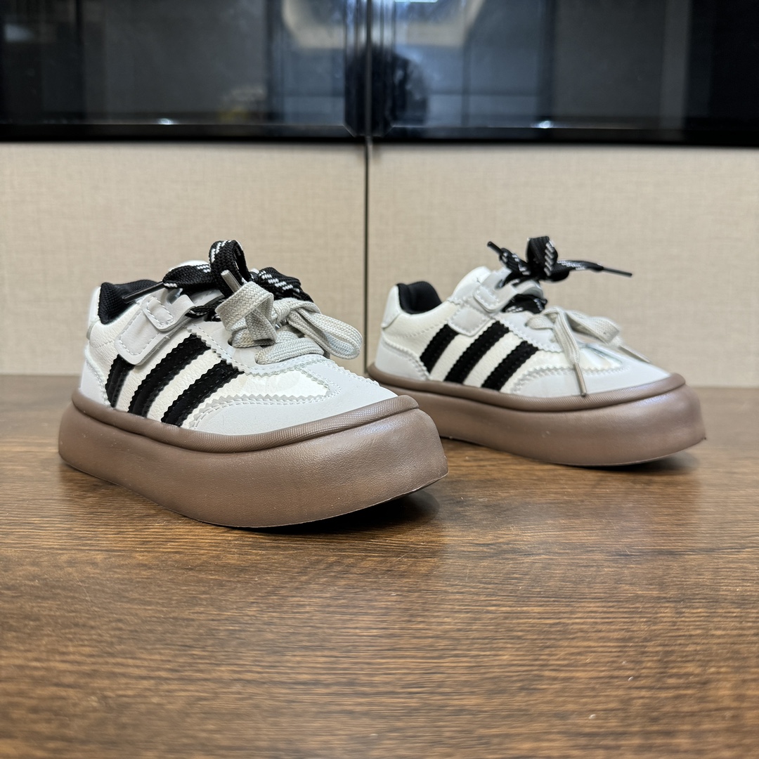 A家新款德训隐形魔术贴儿童休闲鞋 尺码：27-37码 经典德训系列联名款🆕 双魔术贴设计，穿脱超方便✌🏻 耐磨防滑大底，脚感不言而喻☁️ 优质皮料，质感满满💯-选品中心