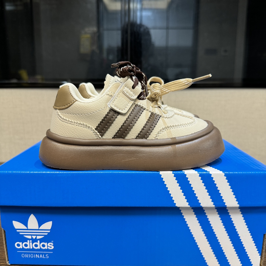 图片[9]-A家新款德训隐形魔术贴儿童休闲鞋 尺码：27-37码 经典德训系列联名款🆕 双魔术贴设计，穿脱超方便✌🏻 耐磨防滑大底，脚感不言而喻☁️ 优质皮料，质感满满💯-选品中心