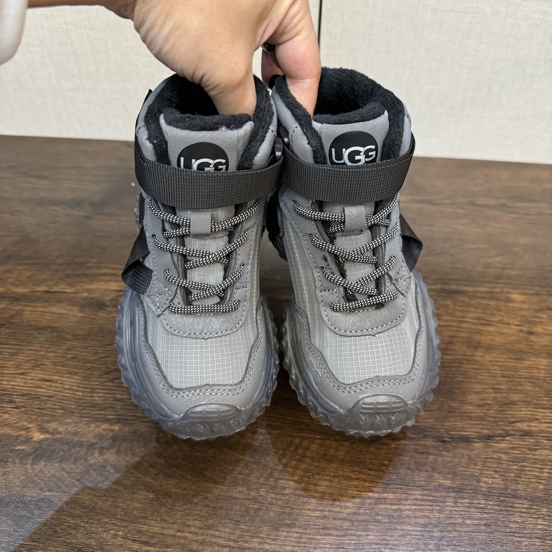 图片[5]-9命！好穿又保暖的运动鞋终于被我挖到了~实物超级无敌酷 百搭款 要给娃选双好穿又保暖的冬天鞋子真的太难了 前几天终于在网上找到一双我想要的 保暖！好看！好穿的儿童加绒运动鞋 就是这双UGG儿童绒绒鞋💕-选品中心
