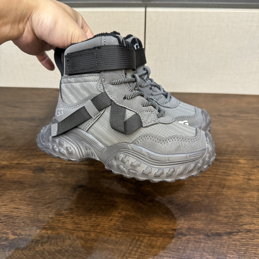 图片[4]-9命！好穿又保暖的运动鞋终于被我挖到了~实物超级无敌酷 百搭款 要给娃选双好穿又保暖的冬天鞋子真的太难了 前几天终于在网上找到一双我想要的 保暖！好看！好穿的儿童加绒运动鞋 就是这双UGG儿童绒绒鞋💕-选品中心