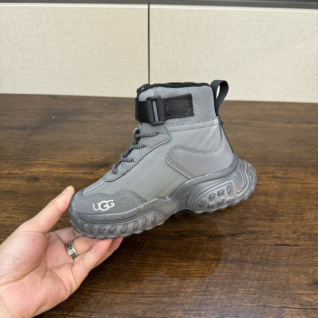 图片[9]-9命！好穿又保暖的运动鞋终于被我挖到了~实物超级无敌酷 百搭款 要给娃选双好穿又保暖的冬天鞋子真的太难了 前几天终于在网上找到一双我想要的 保暖！好看！好穿的儿童加绒运动鞋 就是这双UGG儿童绒绒鞋💕-选品中心