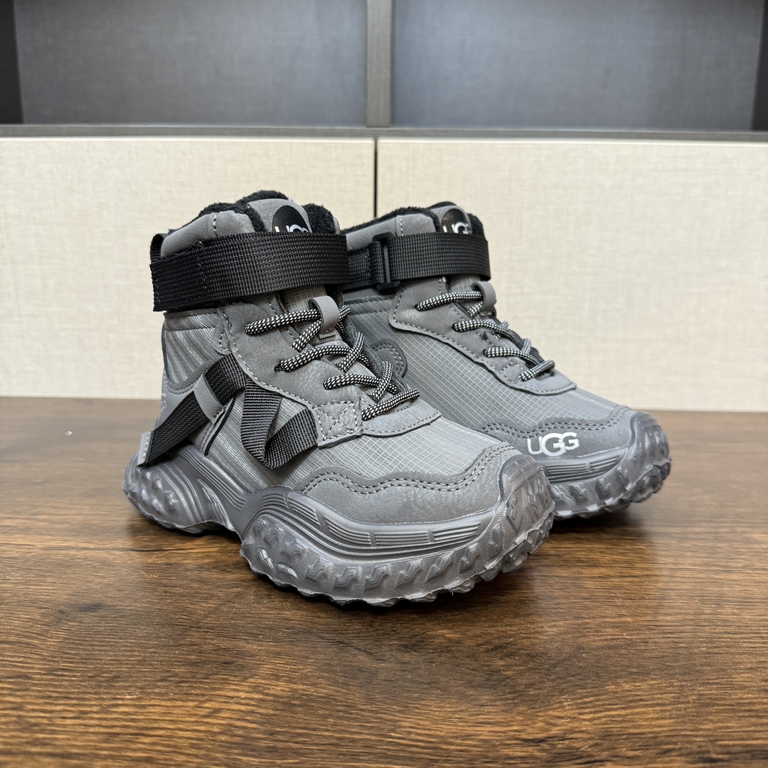 9命!好穿又保暖的运动鞋终于被我挖到了~实物超级无敌酷 百搭款 要给娃选双好穿又保暖的冬天鞋子真的太难了 前几天终于在网上找到一双我想要的 保暖!好看!好穿的儿童加绒运动鞋 就是这双UGG儿童绒绒鞋💕-选品中心