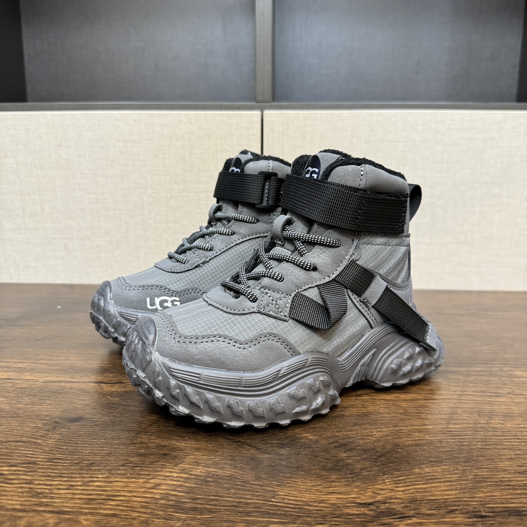 图片[2]-9命！好穿又保暖的运动鞋终于被我挖到了~实物超级无敌酷 百搭款 要给娃选双好穿又保暖的冬天鞋子真的太难了 前几天终于在网上找到一双我想要的 保暖！好看！好穿的儿童加绒运动鞋 就是这双UGG儿童绒绒鞋💕-选品中心